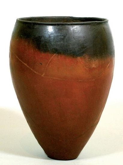 null Vase prédynastique "black top" Panse ovoïde allongée en terre cuite rouge brillant...