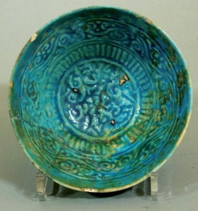 null Coupe en céramique turquoise à décor floral moulé sous glaçure. Bamyan 12è siècle....