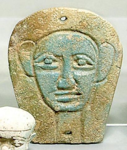 null Applique Hathorique en faïence émaillée vert: visage de la déesse Hathor. Muni...