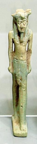 null Nefertoum Amulette en faïence émaillée vert représentant le dieu Nil marchant....
