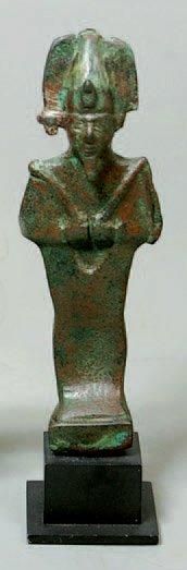 null Osiris en bronze à patine rouge et verte, représenté debout, coiffé de la couronne...