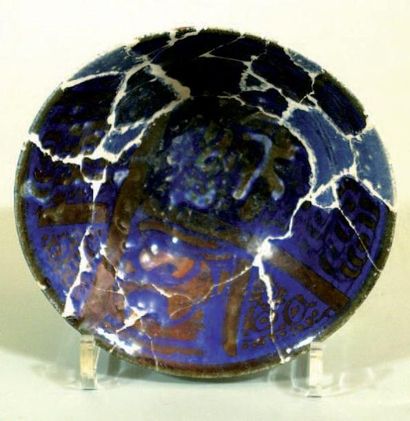 null Coupe en céramique bleu lapis décoré en brun. Asie Centrale 10è siècle. Diam....