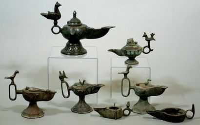 null Deux lampes à huile à fond plat et poucier annulaire. Khorassan 12è-13è siècle....