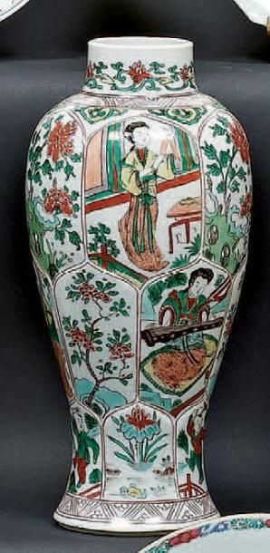 CHINE Vase balustre décoré en émaux de la famille verte de chinoises musiciennes...