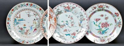 CHINE Trois assiettes rondes décorées en émaux de la Famille Rose d'une scène animée...