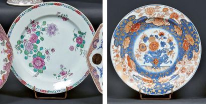 CHINE Deux assiettes rondes à décor floral l'une dans la palette imari et l'autre...