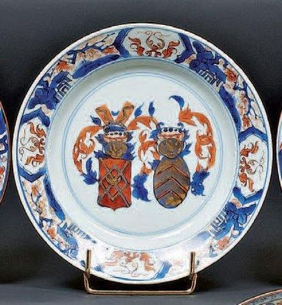 CHINE Assiette ronde décorée dans la palette imari de deux armoiries hollandaises...