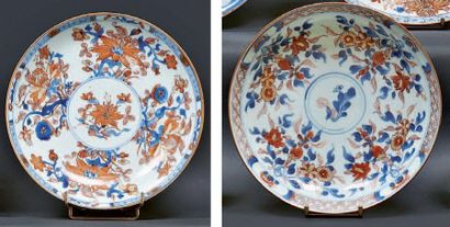 CHINE Deux coupes circulaires décorées dans la palette imari de fleurs. XVIIIème...