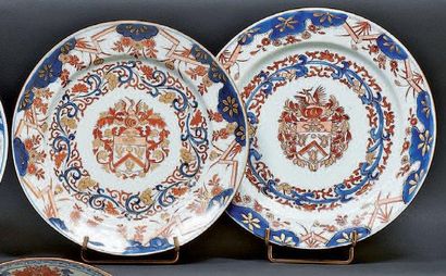 CHINE Paire d'Assiettes rondes décorées dans la palette imari d'armoiries hollandaises...