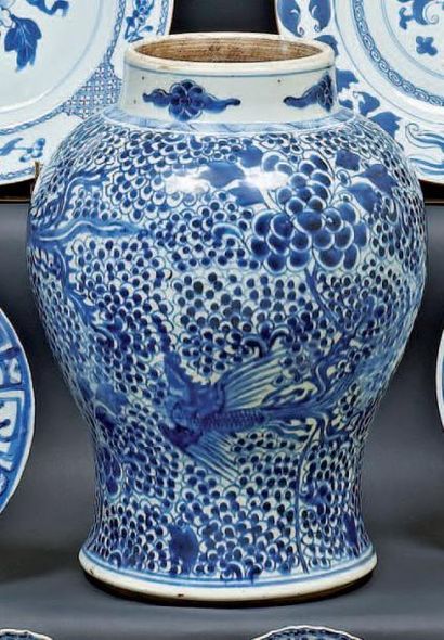 CHINE Vase balustre décoré en bleu sous couverte de phénix sur fond de fleurs. Fin...