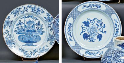 CHINE Deux petits plats ronds décorés en bleu sous couverte de fleurs et de paniers...