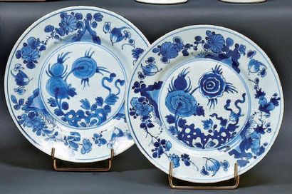 CHINE Paire d'assiettes rondes décorées en bleu sous couverte de fleurs. XVIIIème...
