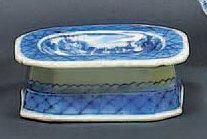 CHINE Salière rectangulaire à pans coupés décorée en bleu d'un paysage lacustre....