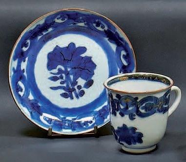 CHINE Tasse et soucoupe décorées en bleu rehaussé d'or de fleurs. XVIIIème siècl...