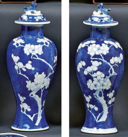 CHINE Paire de vases couverts de forme balustre à fond bleu, décorés de prunus en...