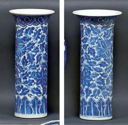 CHINE Paire de vases cornet, décorés en bleu sous couverte de fleurs et de ruyis....