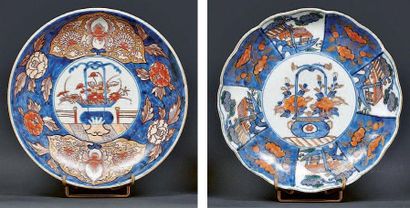 JAPON Deux assiettes décorées dans la palette imari de vases fleuris, XVIIIème et...