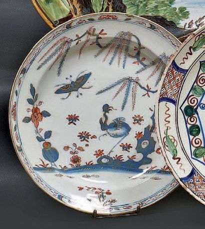 MILAN (Fabrique de Rugati) Assiette ronde décorée dans la palette imari d'un oiseau...