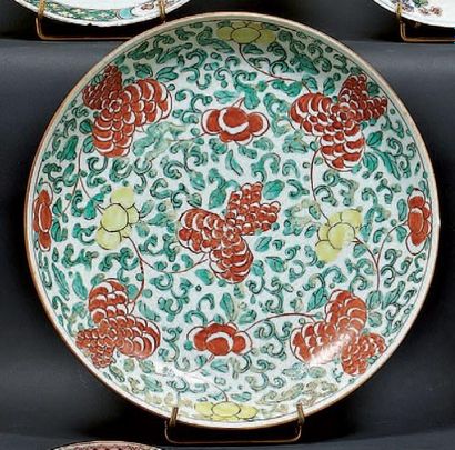 CHINE Coupe ronde décorée en émaux de la famille verte de fleurs. Fin du XVIIème...