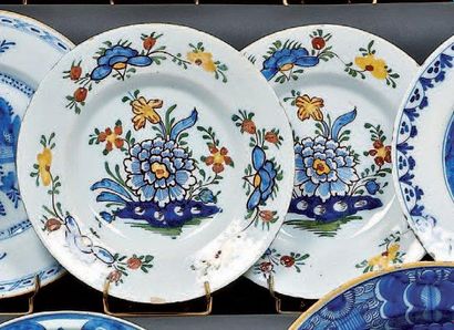 DELFT Paire d'assiettes rondes, décor en polychromie de fleurs, XVIIIème siècle....