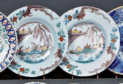 DELFT Paire d'assiettes rondes décorées en polychromie de paysages chinois 18ème....