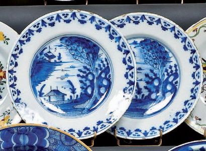 DELFT Paire d'assiettes rondes, décorées en camaïeu bleu de pagodes chinoises dans...