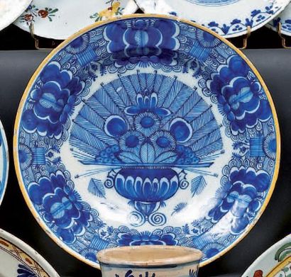 DELFT Plat rond décoré en camaïeu bleu de plumes de paon dans un vase XVIIIème siècle....