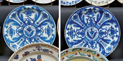 DELFT Fabrique du Paon. Paire de plats ronds décorés en camaïeu bleu de fleurs et...