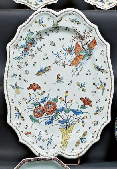 ROUEN Grand plat ovale à bordure contournée, décoré en polychromie d'une haie fleurie...