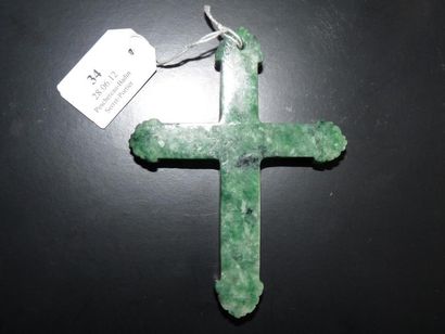 null "Cr oix pendentif en jade néphrite gravé. Haut: 82 mm"
