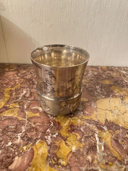 null A silver timbale with chased decoration of vine branches
Minerva.
Weight: 100g
H.:...