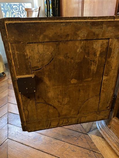 null LOW CABINET in molded and carved oak opening with two doors.
79 x 134 x 55 cm...