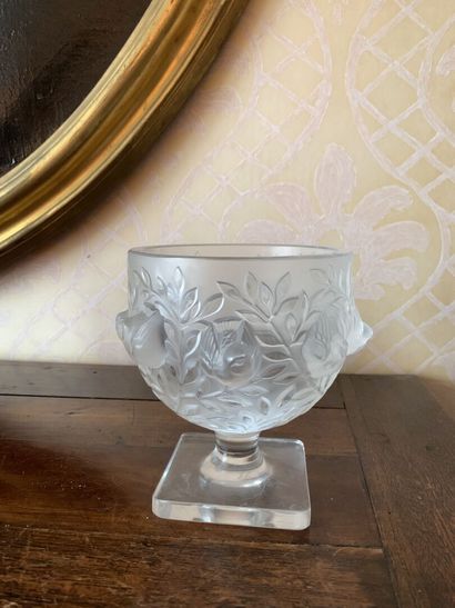 null LALIQUE
Crystal vase on a pedestal resting on a square base decorated in relief...