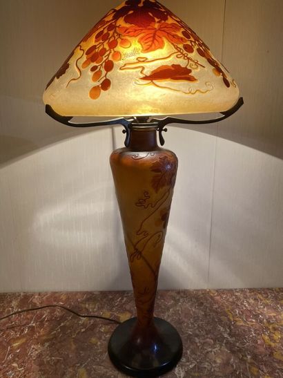 null Emile GALLE (1846-1904)
Lampe en verre multicouches à décor dégagé à l'acide...