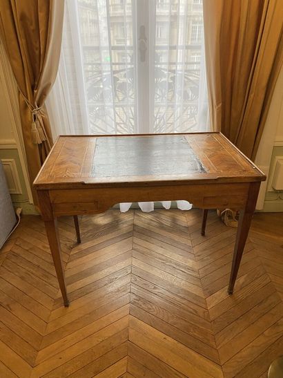 null TRIC TRAC TABLE in veneer and geometric marquetry. 
75 x 97 x 61,5 cm 
Louis...