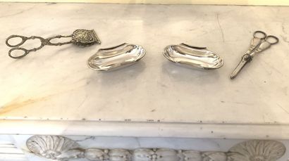 null Set of objects in silver and silver plated metal including :
- two ramekins...