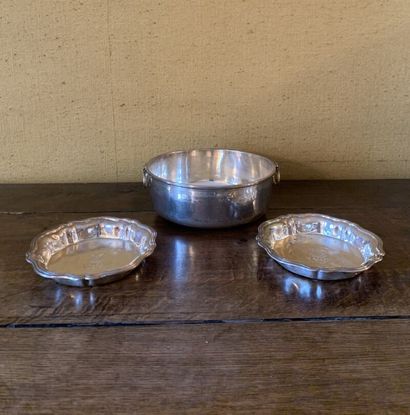 null Bowl with two handles in plain silver. 
Height 7 cm, diameter 19 cm.
Weight...