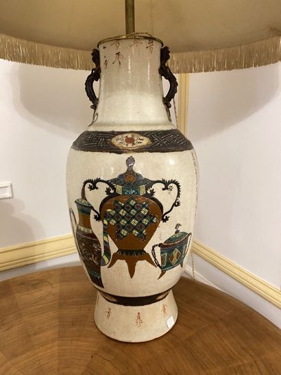 null CANTON
Grand vase balustre en porcelaine à fond craquelé et à décor émaillé...
