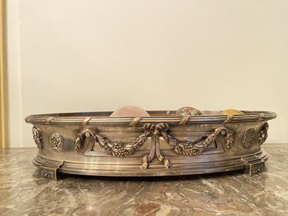 null Planter in silver plated metal resting on four small feet, with chiseled decoration...