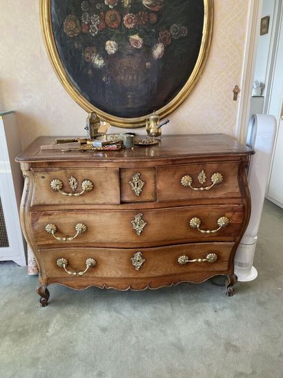 null Bordelaise COMMODE in walnut opening with four drawers on three rows, the scalloped...