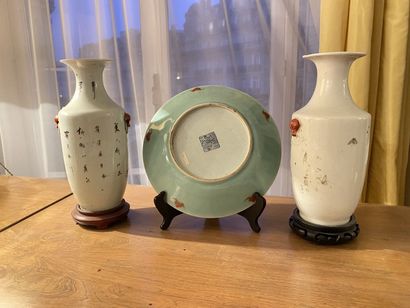 null CHINE
Deux vases de forme balustre à décors polychrome de courtisanes et d'un...