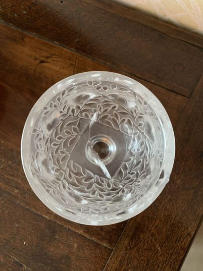 null LALIQUE
Crystal vase on a pedestal resting on a square base decorated in relief...
