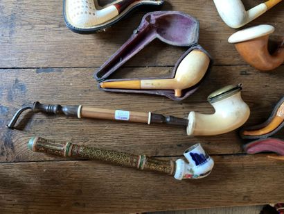 null Important set of meerschaum pipes and carved wood. CHACOM, SAINT CLAUDE, GBD
(about...