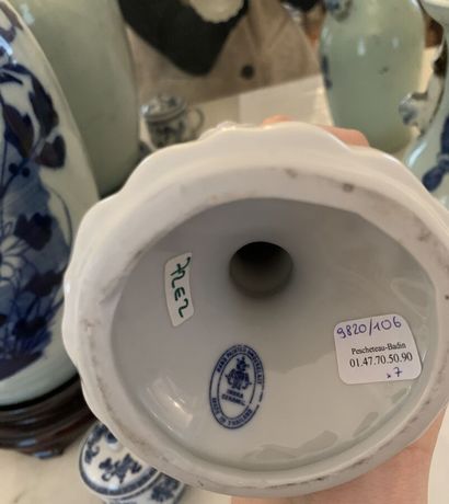 null CHINE
Ensemble de porcelaines à décor en camaïeu bleu de motifs floraux comprenant...