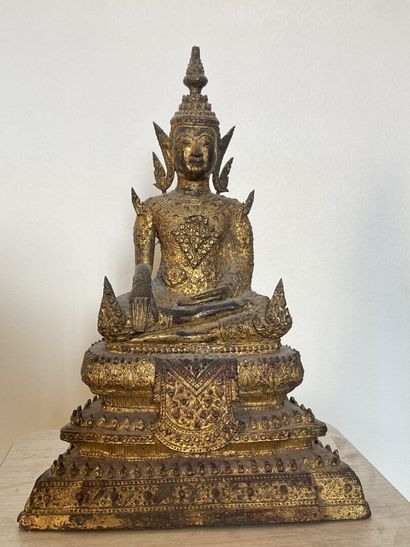 null THAILANDE, début XXème siècle 
Bouddha assis en bronze doré 
H.: 32 cm 