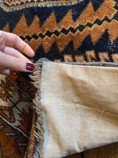 null CHIRVAN, XXe siècle 
Petit tapis en laine à décor de trois losanges crénelés...