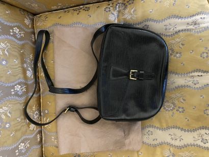 null LOUIS VUITTON 
Sac modèle Jeune fille en cuir épi noir, poche devant sous rabat...