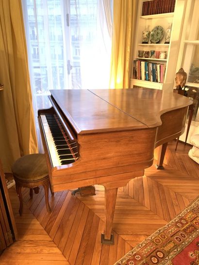 null PLEYEL
Piano quarter-tail in natural wood and veneer and a quadripod stool in...