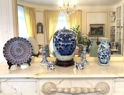 null CHINE
Ensemble de porcelaines à décor en camaïeu bleu de motifs floraux comprenant...