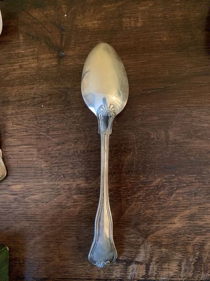 null Twelve spoons of table in silver 925 thousandths, model net shell. 
Weight :...